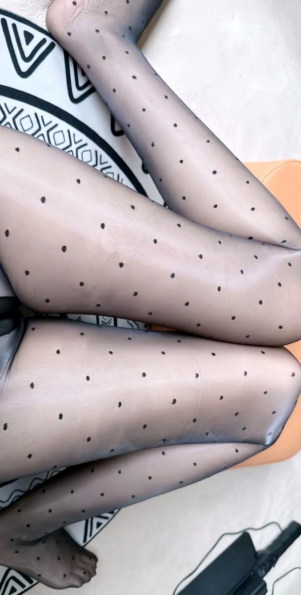 Christina Nana 娜娜  娜娜小姨 - 极光连体波点丝 居家私房性感黑丝美腿诱惑写真第17张图片