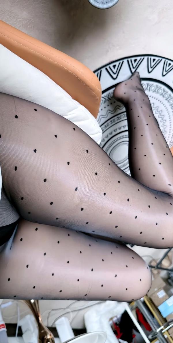 Christina Nana 娜娜  娜娜小姨 - 极光连体波点丝 居家私房性感黑丝美腿诱惑写真第28张图片