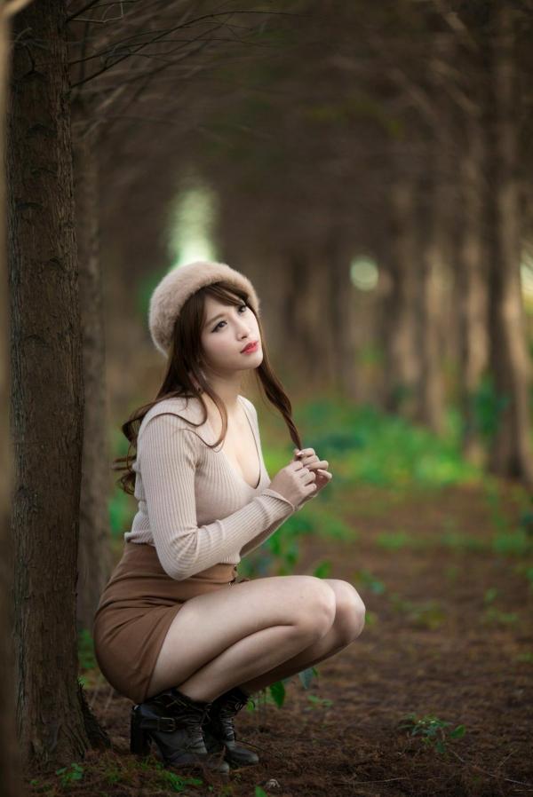 邬育錡 米米  台湾模特邬育錡：芦竹落羽松秋日清新写真，优雅风衣造型尽显知性魅力与修长美腿第2张图片