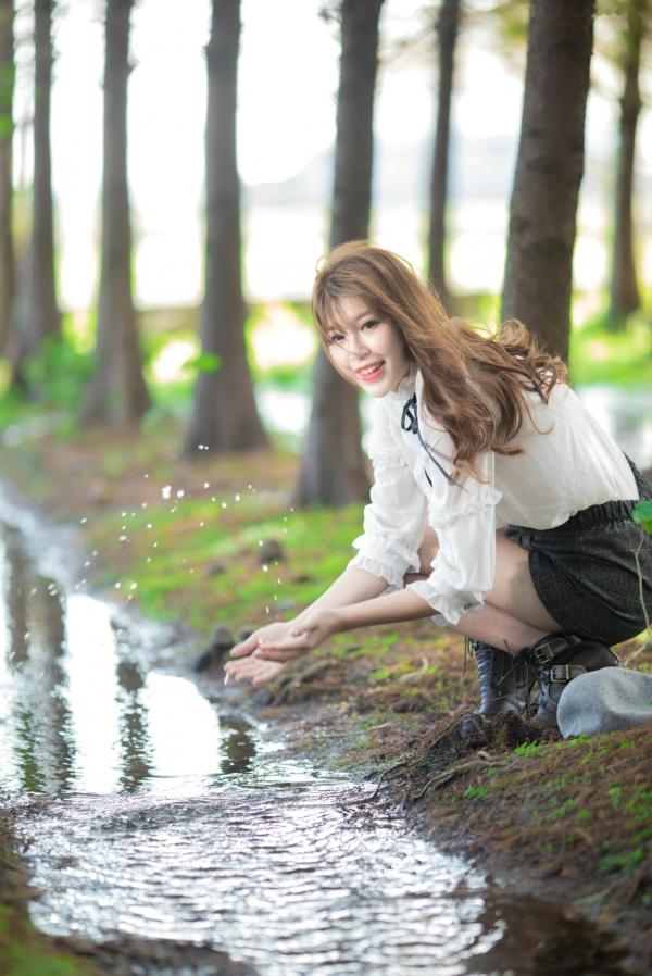 邬育錡 米米  台湾模特邬育錡：芦竹落羽松秋日清新写真，优雅风衣造型尽显知性魅力与修长美腿第14张图片