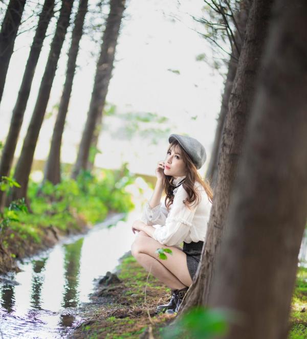 邬育錡 米米  台湾模特邬育錡：芦竹落羽松秋日清新写真，优雅风衣造型尽显知性魅力与修长美腿第17张图片