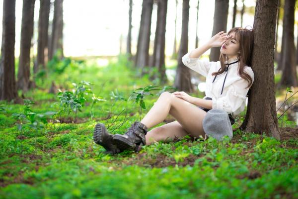 邬育錡 米米  台湾模特邬育錡：芦竹落羽松秋日清新写真，优雅风衣造型尽显知性魅力与修长美腿第19张图片