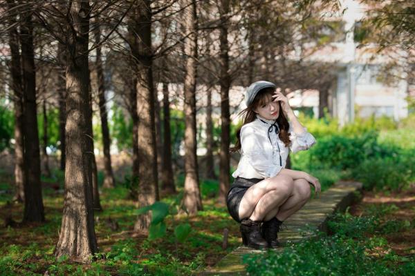 邬育錡 米米  台湾模特邬育錡：芦竹落羽松秋日清新写真，优雅风衣造型尽显知性魅力与修长美腿第25张图片