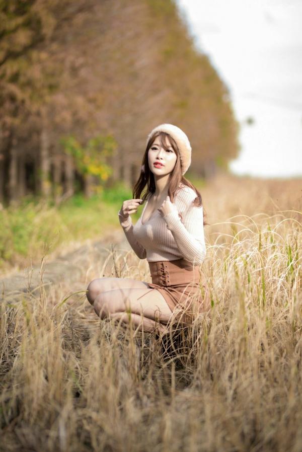 邬育錡 米米  台湾模特邬育錡：芦竹落羽松秋日清新写真，优雅风衣造型尽显知性魅力与修长美腿第42张图片