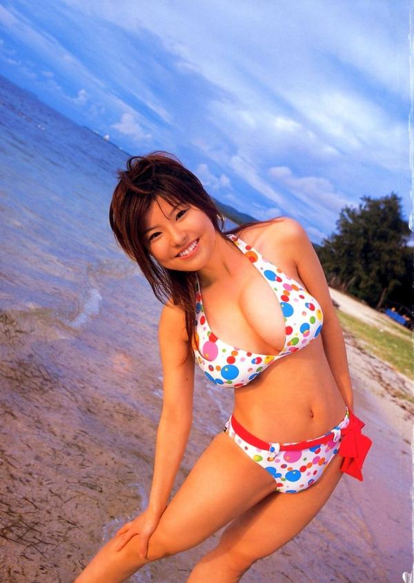 花井美里 花井美理  花井美里《初H!》写真集：清纯校服与性感比基尼的火辣邂逅，极致视觉诱惑私房照第23张图片
