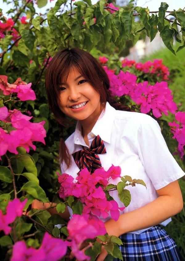 花井美里 花井美理  花井美里《初H!》写真集：清纯校服与性感比基尼的火辣邂逅，极致视觉诱惑私房照第39张图片