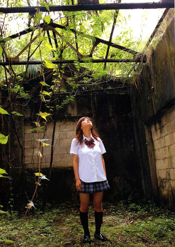 花井美里 花井美理  花井美里《初H!》写真集：清纯校服与性感比基尼的火辣邂逅，极致视觉诱惑私房照第42张图片