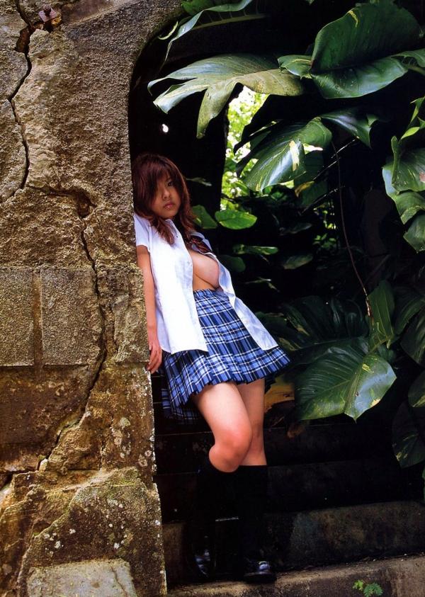 花井美里 花井美理  花井美里《初H!》写真集：清纯校服与性感比基尼的火辣邂逅，极致视觉诱惑私房照第43张图片