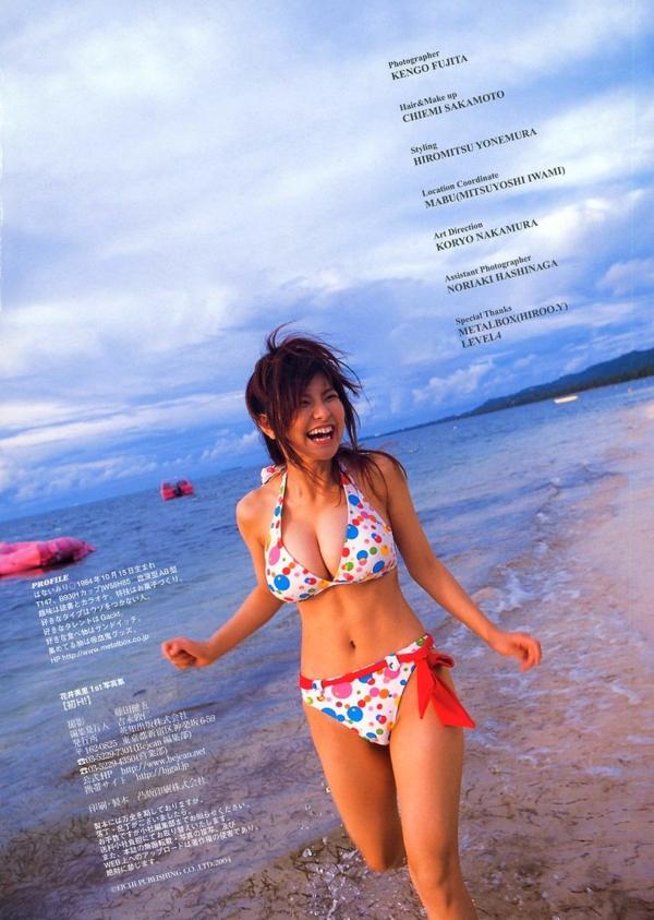 花井美里 花井美理  花井美里《初H!》写真集：清纯校服与性感比基尼的火辣邂逅，极致视觉诱惑私房照第71张图片