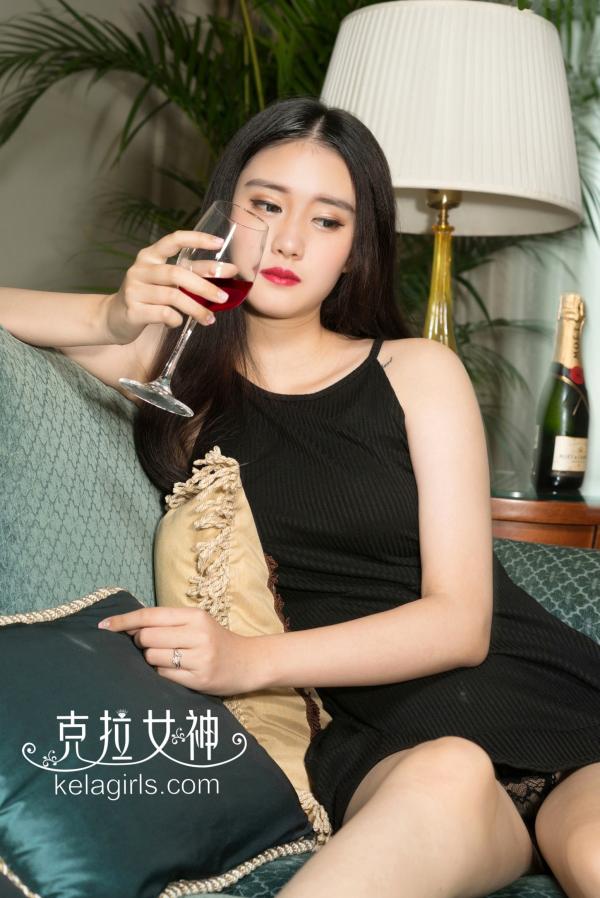 苏可可 苏可er  KelaGirls克拉女神苏可可《一网情深》高清私房写真，黑色修身短裙搭配渔网袜，慵懒沙发居家风，妩媚红唇尽显极致诱惑，无圣光大尺度第6张图片