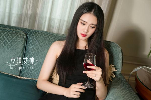 苏可可 苏可er  KelaGirls克拉女神苏可可《一网情深》高清私房写真，黑色修身短裙搭配渔网袜，慵懒沙发居家风，妩媚红唇尽显极致诱惑，无圣光大尺度第8张图片
