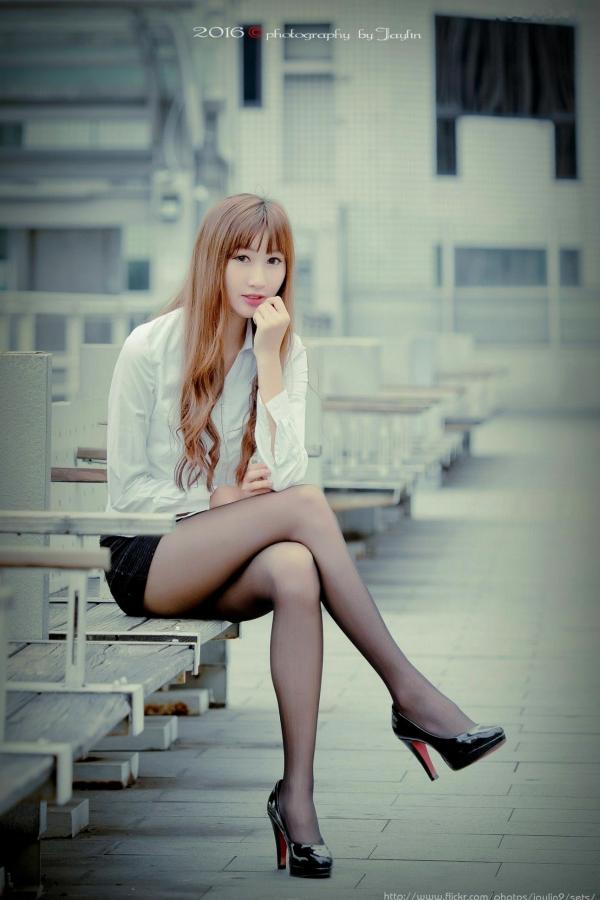 Magic_kiki77 琪琪  台湾正妹琪琪户外职场OL风格写真，白衬衫黑丝袜美腿诱惑，尽显清纯御姐气质第4张图片
