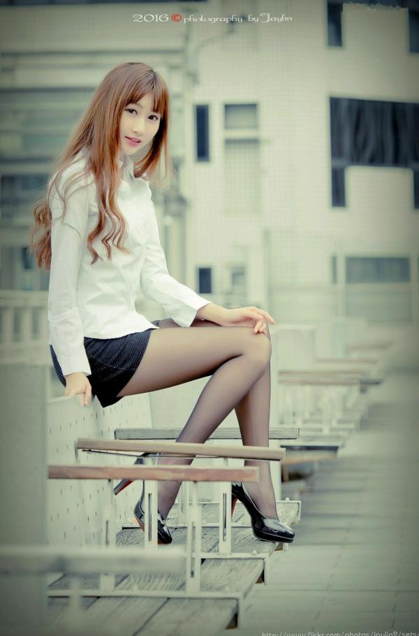 Magic_kiki77 琪琪  台湾正妹琪琪户外职场OL风格写真，白衬衫黑丝袜美腿诱惑，尽显清纯御姐气质第9张图片