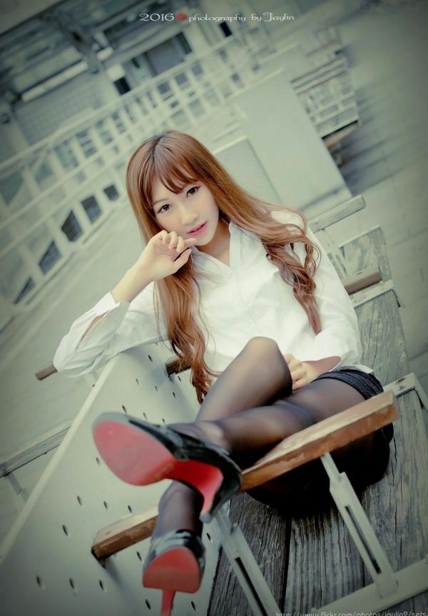 Magic_kiki77 琪琪  台湾正妹琪琪户外职场OL风格写真，白衬衫黑丝袜美腿诱惑，尽显清纯御姐气质第10张图片