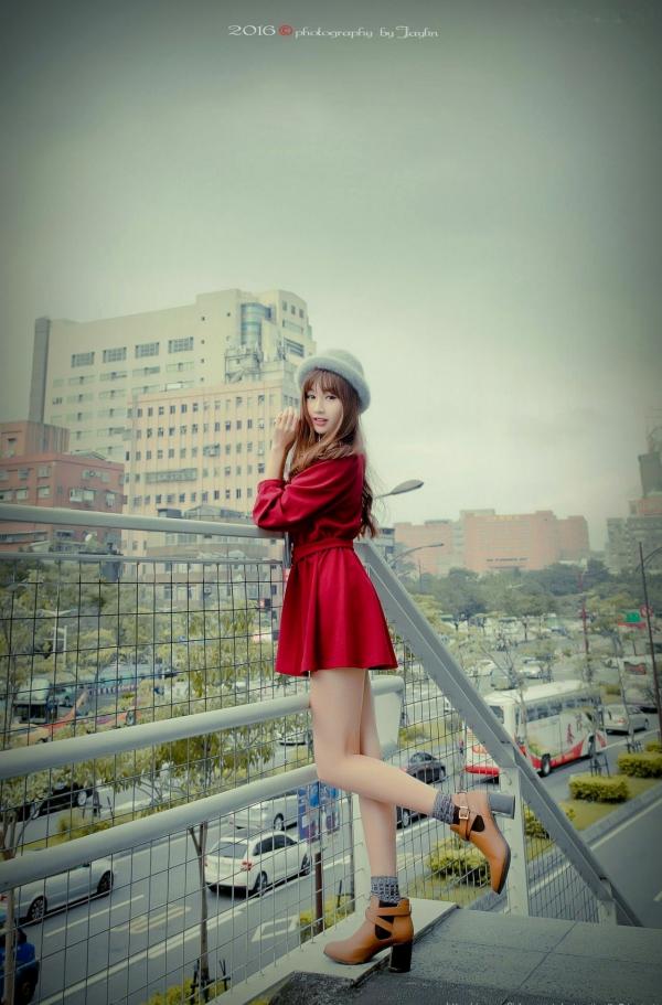 Magic_kiki77 琪琪  台湾正妹琪琪户外职场OL风格写真，白衬衫黑丝袜美腿诱惑，尽显清纯御姐气质第22张图片
