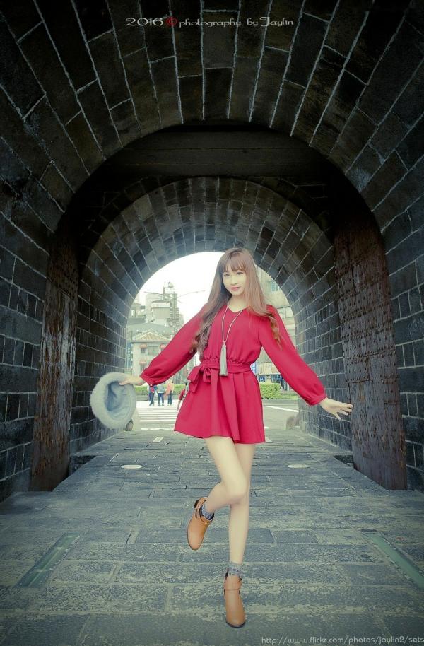 Magic_kiki77 琪琪  台湾正妹琪琪户外职场OL风格写真，白衬衫黑丝袜美腿诱惑，尽显清纯御姐气质第25张图片