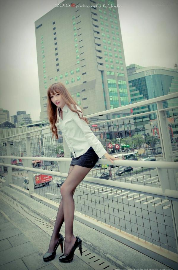 Magic_kiki77 琪琪  台湾正妹琪琪户外职场OL风格写真，白衬衫黑丝袜美腿诱惑，尽显清纯御姐气质第44张图片