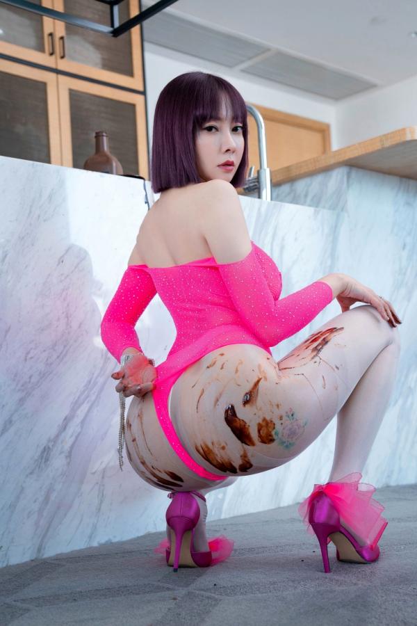 闫雪松 松果儿  XR-Uncensored-果儿Victoria-亮粉色镂空连体衣甜辣穿搭-美腿丝袜-XiuRen秀人网-内购私拍-冷艳御姐诱惑-无圣光大尺度第2张图片