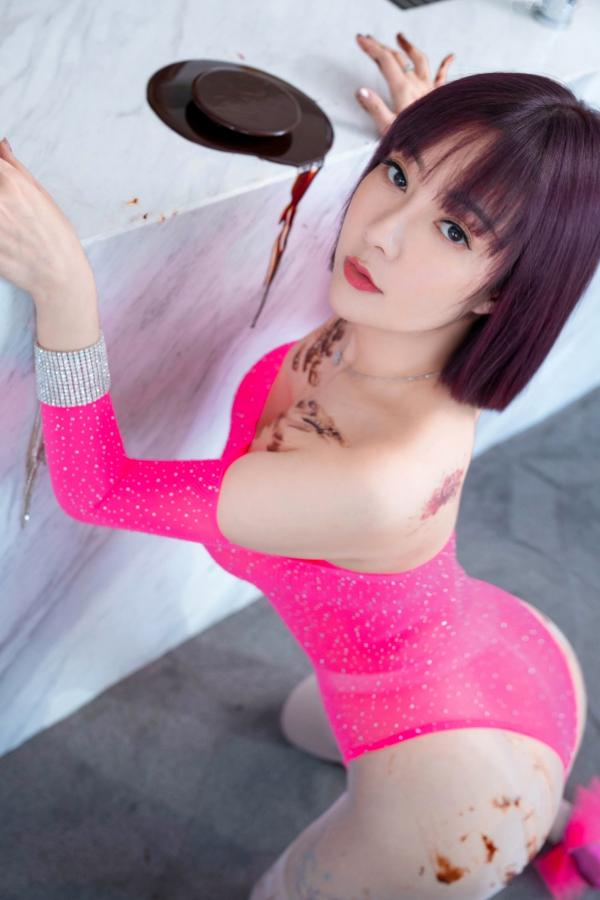 闫雪松 松果儿  XR-Uncensored-果儿Victoria-亮粉色镂空连体衣甜辣穿搭-美腿丝袜-XiuRen秀人网-内购私拍-冷艳御姐诱惑-无圣光大尺度第3张图片