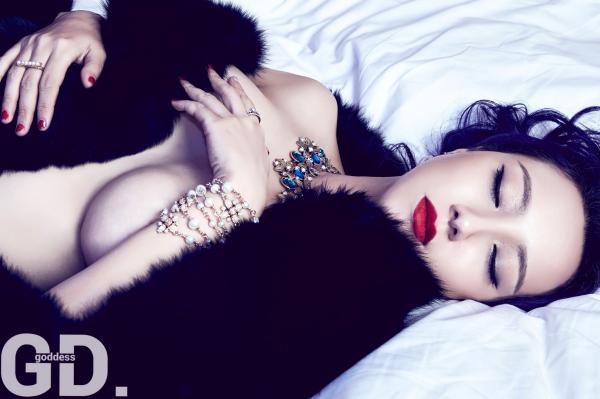 闫雪松 松果儿  松果儿无圣光写真：台球桌下的性感诱惑，利落短发展现高冷御姐范，极致大尺度视觉盛宴第23张图片