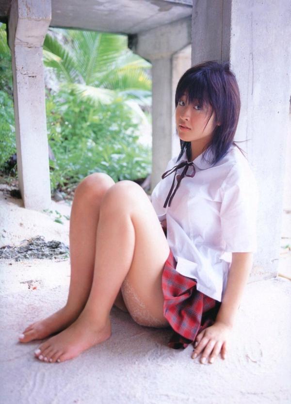 島本里沙 岛本里沙  岛本里沙写真集《オトナのカラダ》：海滩泳装与清纯校服诱惑，童颜巨乳私房精选 [83P]第13张图片