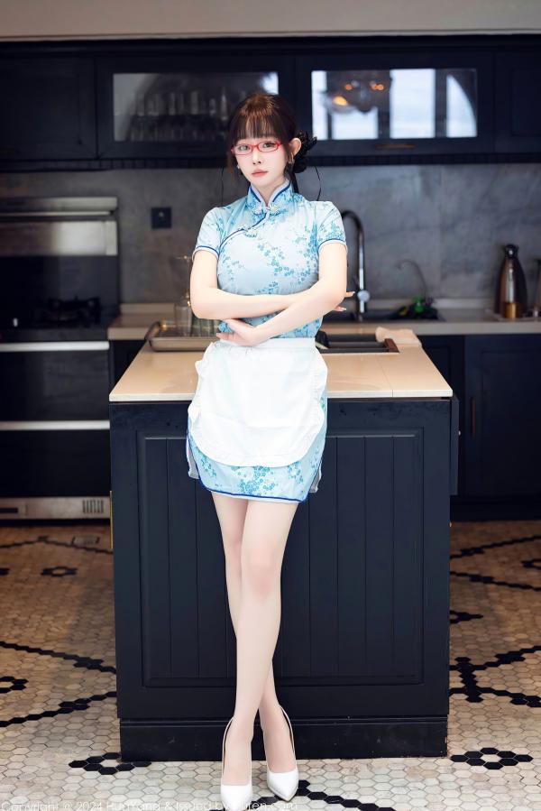 王语纯 王雨纯  HuaYang花漾-593-王雨纯：唯美私房摄影，脱下湖蓝印花旗袍，蕾丝粉色内衣诱惑，展现绝美曲线与极致身材第1张图片