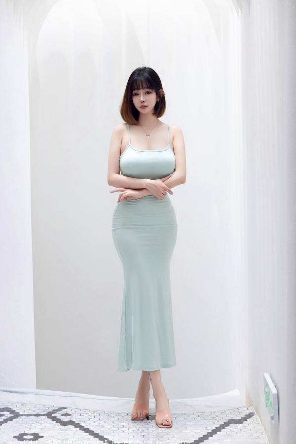 王语纯 王雨纯  HuaYang花漾-586-王雨纯-淡绿吊带连衣裙：精致五官下的白嫩私房诱惑，火辣身材极致大尺度写真第1张图片