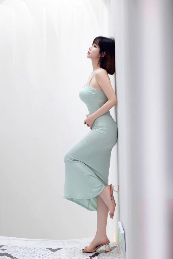 王语纯 王雨纯  HuaYang花漾-586-王雨纯-淡绿吊带连衣裙：精致五官下的白嫩私房诱惑，火辣身材极致大尺度写真第3张图片