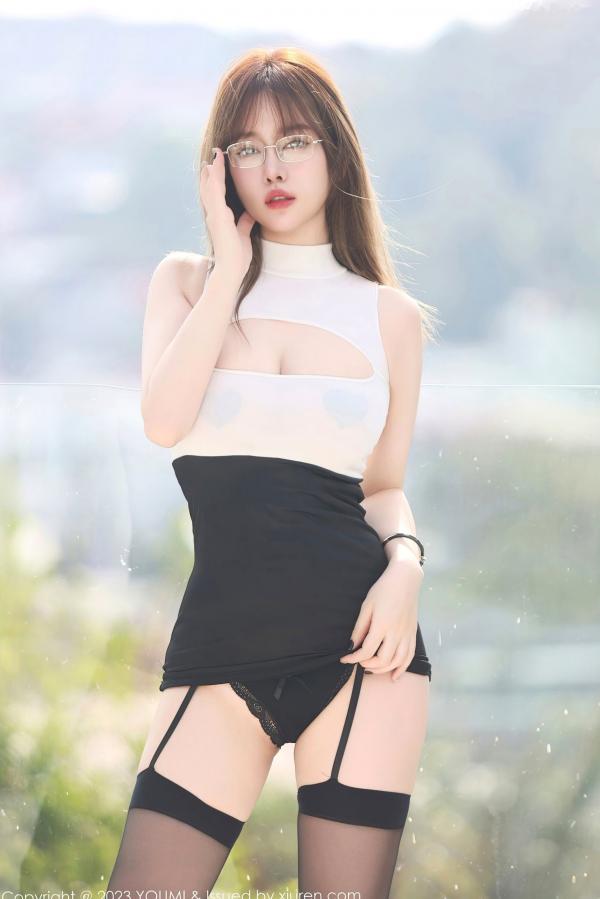 王语纯 王雨纯  YouMi尤蜜荟-949-王雨纯：黑白拼色连衣裙配吊带黑丝，戴眼镜展现性感私房魅力，极致诱惑的高跟鞋女神第4张图片