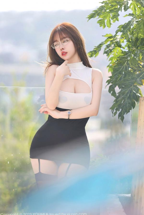 王语纯 王雨纯  YouMi尤蜜荟-949-王雨纯：黑白拼色连衣裙配吊带黑丝，戴眼镜展现性感私房魅力，极致诱惑的高跟鞋女神第8张图片