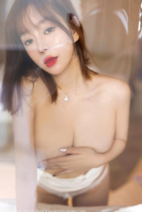 王语纯 王雨纯  YouMi尤蜜荟-749-王雨纯-三亚度假旅拍粉色外衣白丝吊带袜性感私房魅力写真第24张图片