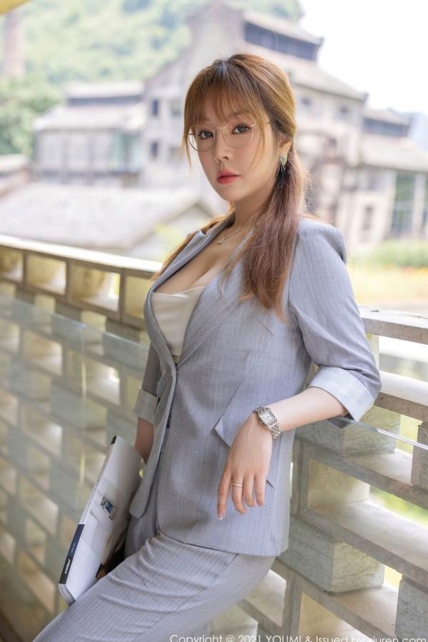 王语纯 王雨纯  YouMi尤蜜荟-687-王雨纯-阳朔度假风情-室内迷离灯影下极诱白色吊带与黑色吊带袜写真第1张图片