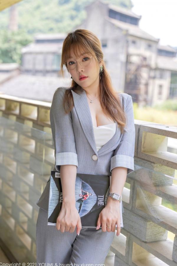 王语纯 王雨纯  YouMi尤蜜荟-687-王雨纯-阳朔度假风情-室内迷离灯影下极诱白色吊带与黑色吊带袜写真第2张图片