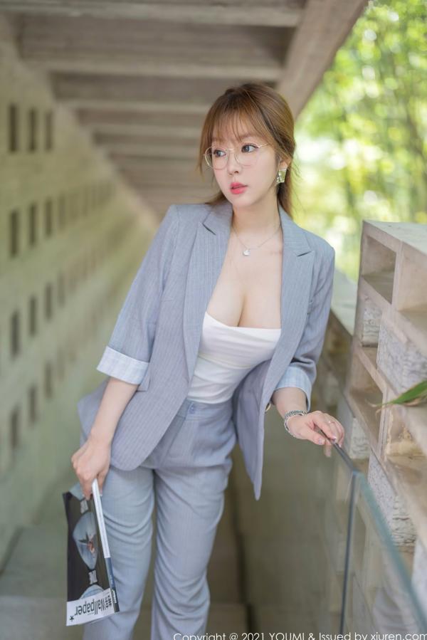 王语纯 王雨纯  YouMi尤蜜荟-687-王雨纯-阳朔度假风情-室内迷离灯影下极诱白色吊带与黑色吊带袜写真第5张图片