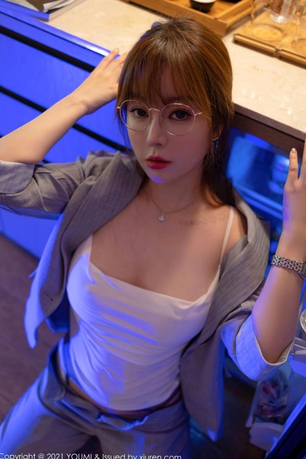 王语纯 王雨纯  YouMi尤蜜荟-687-王雨纯-阳朔度假风情-室内迷离灯影下极诱白色吊带与黑色吊带袜写真第24张图片