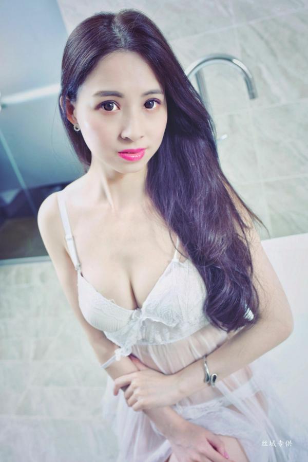 吴小雪 雪菁  台湾正妹雪菁棚拍写真：职场OL制服诱惑与清纯私房美照合集第27张图片