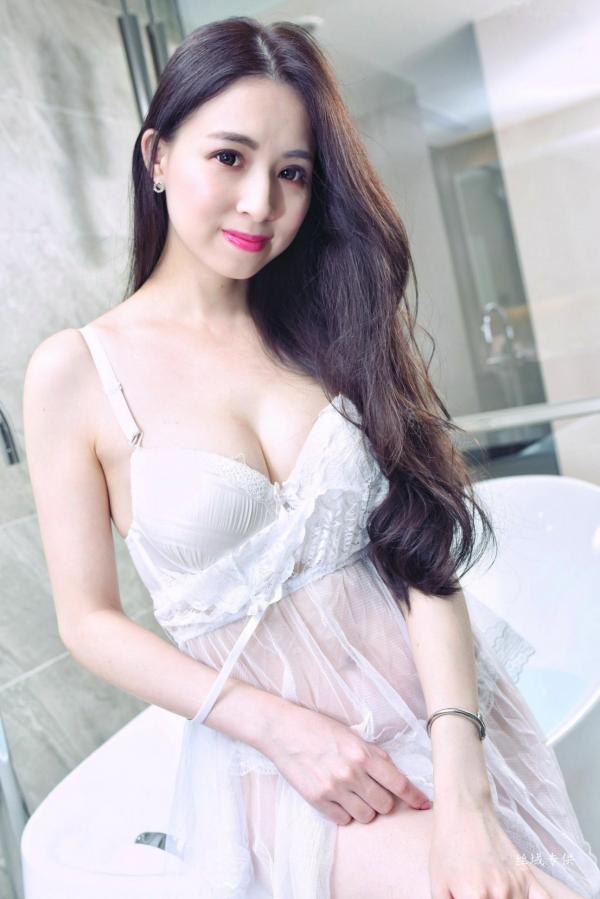 吴小雪 雪菁  台湾正妹雪菁棚拍写真：职场OL制服诱惑与清纯私房美照合集第30张图片