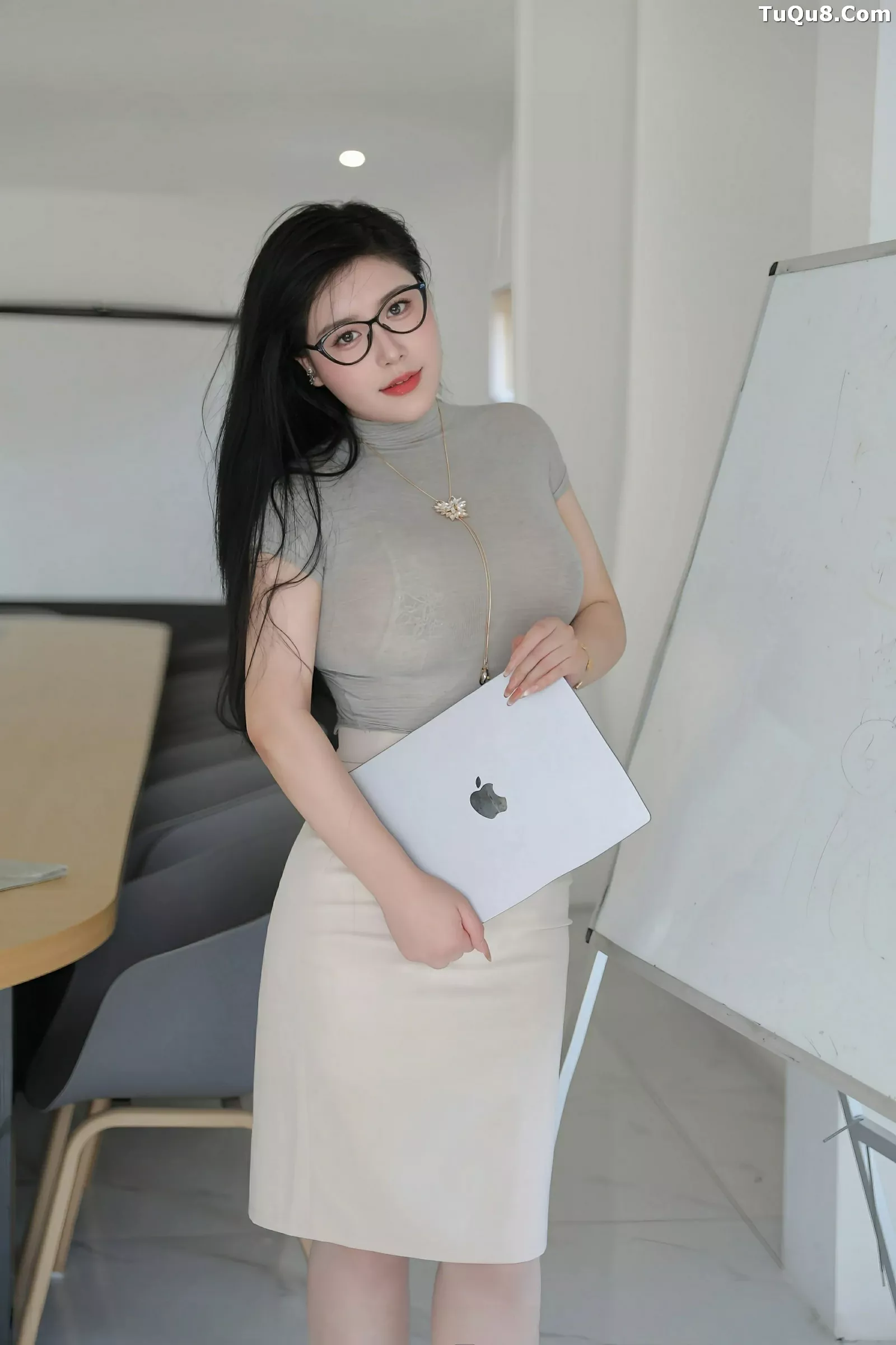 王格 王婉悠 [XiuRen]高清写真图 2025.07.01 No.10488 王婉悠Queen 原色丝袜第1张图片