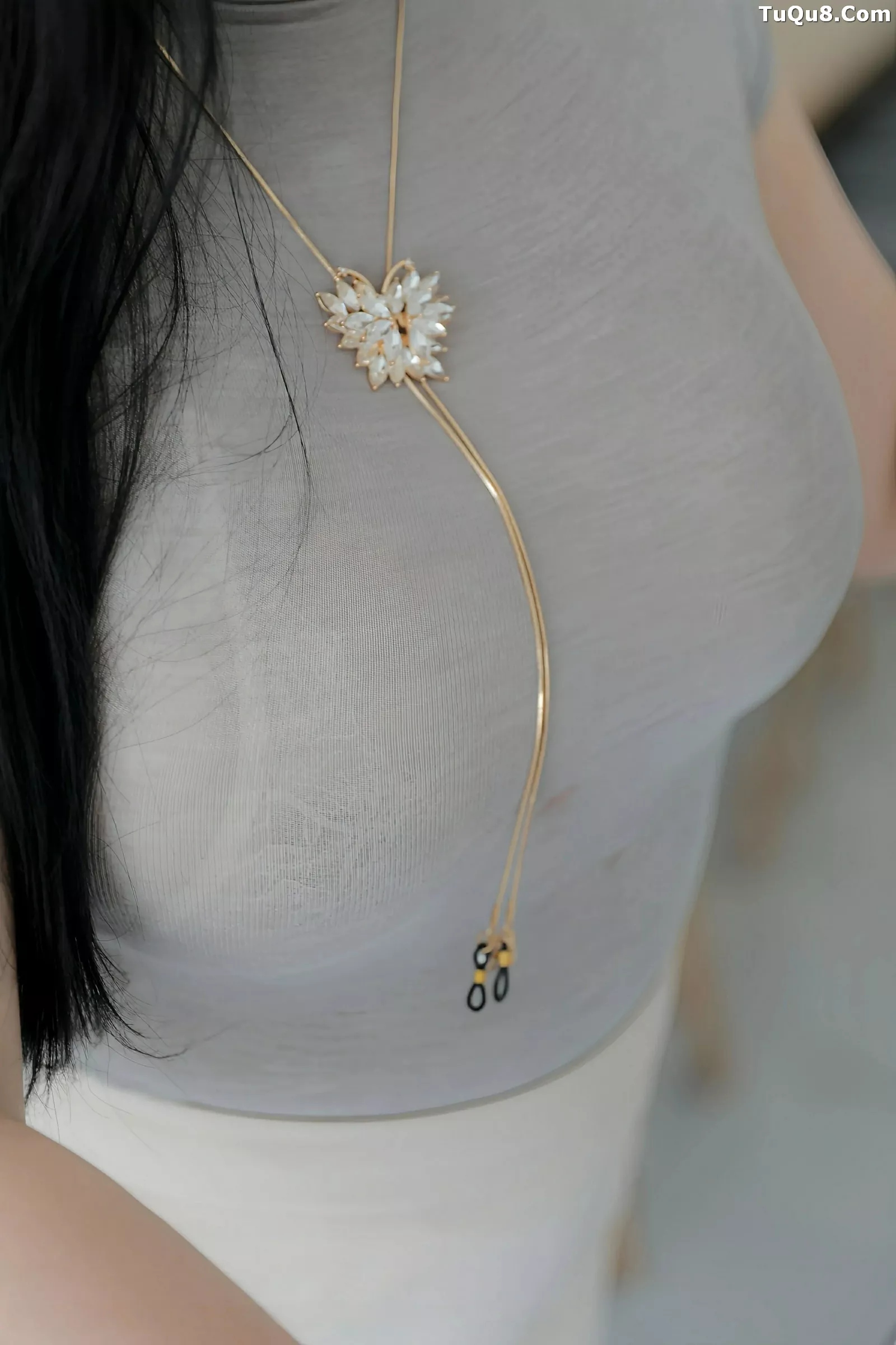 王格 王婉悠 [XiuRen]高清写真图 2025.07.01 No.10488 王婉悠Queen 原色丝袜第4张图片