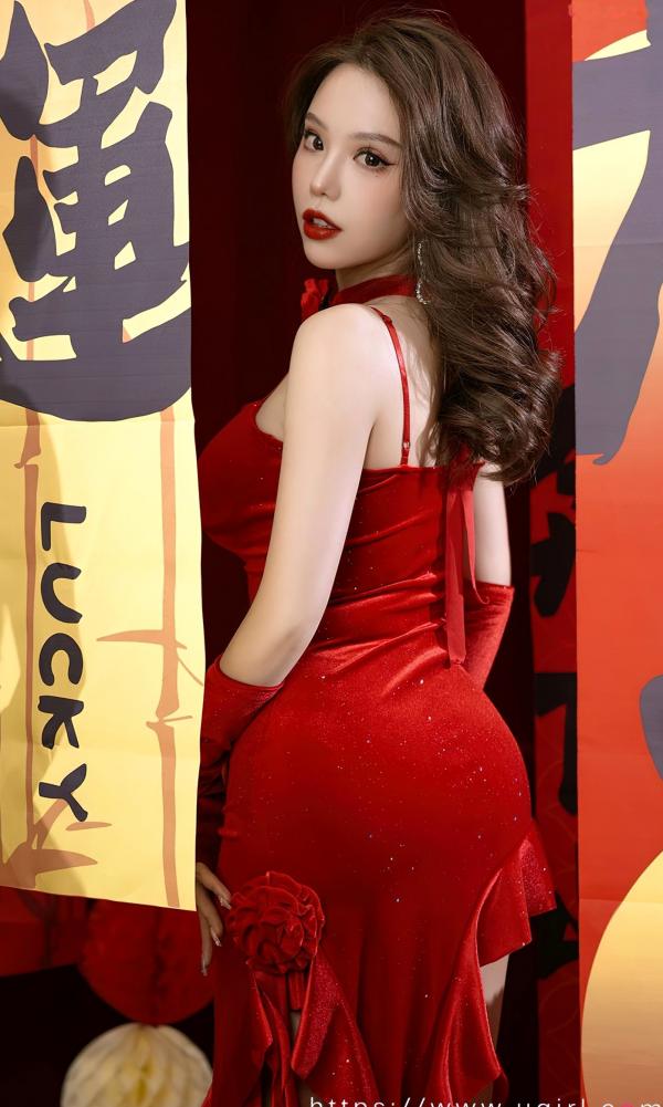 妮小妖   UGirlsApp尤果圈-2771-妮小妖-《三餐烟火》：红丝绒紧身礼服新春贺岁写真，极致妩媚女神范第19张图片