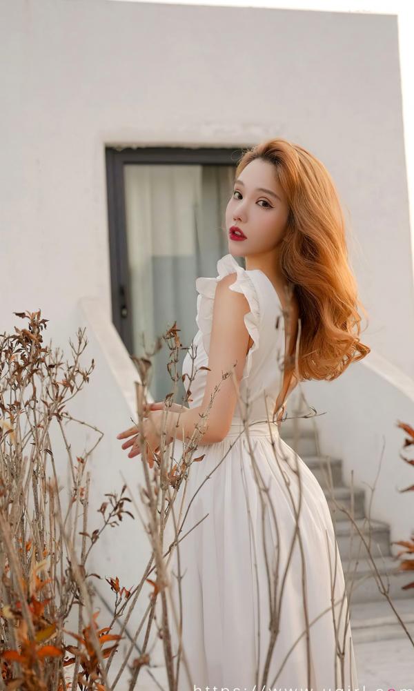 妮小妖   尤果圈妮小妖《落花之愿》户外大尺度圣诞装，白色深V长裙展现性感诱惑与傲人身材第9张图片