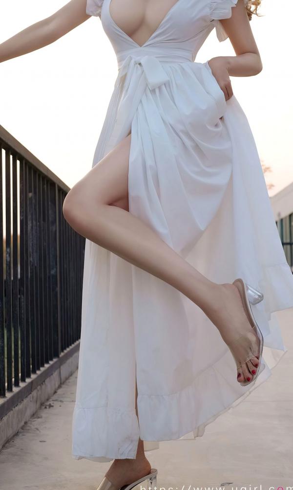 妮小妖   尤果圈妮小妖《落花之愿》户外大尺度圣诞装，白色深V长裙展现性感诱惑与傲人身材第14张图片
