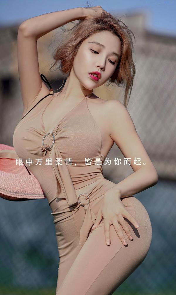 妮小妖   UGirlsApp尤果圈妮小妖《念念不忘》：清新户外草坪写真，性感紧身套装展现魅力曲线与绝美气场第2张图片