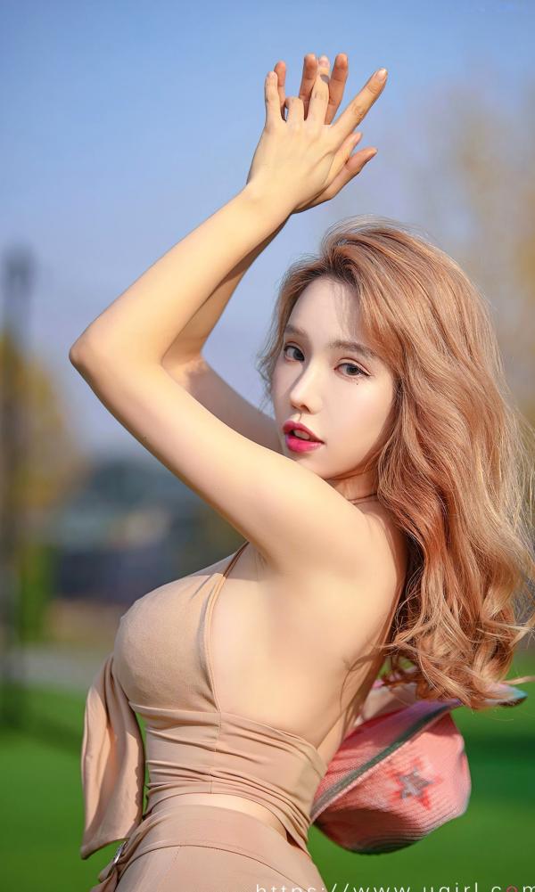 妮小妖   UGirlsApp尤果圈妮小妖《念念不忘》：清新户外草坪写真，性感紧身套装展现魅力曲线与绝美气场第15张图片