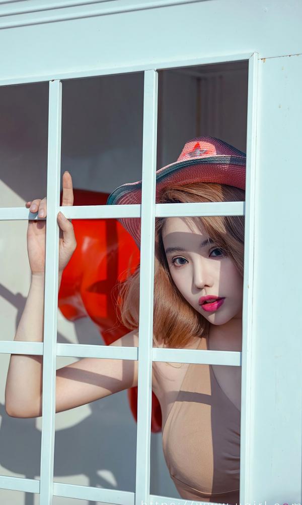 妮小妖   UGirlsApp尤果圈妮小妖《念念不忘》：清新户外草坪写真，性感紧身套装展现魅力曲线与绝美气场第16张图片