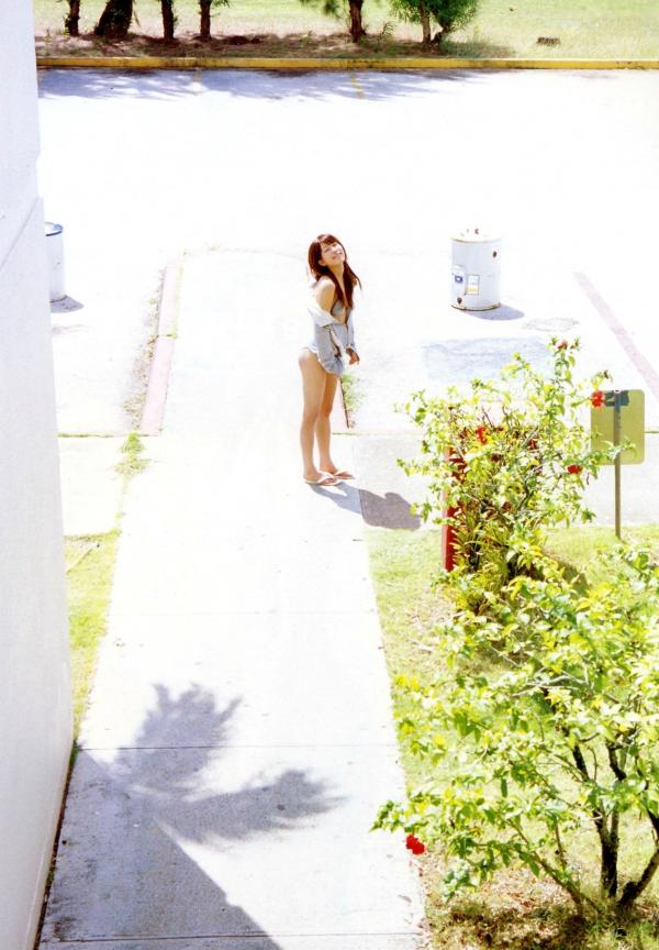 里田まい 里田舞  里田舞《My Life》高清写真集，户外清纯比基尼与唯美光影私房照，展现极致动人魅力系列第8张图片
