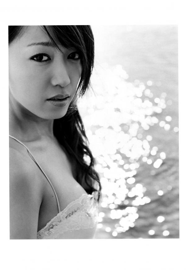 里田まい 里田舞  里田舞《My Life》高清写真集，户外清纯比基尼与唯美光影私房照，展现极致动人魅力系列第55张图片
