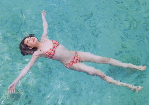 佐々木莉佳子 佐佐木莉佳子  PB写真集_佐々木莉佳子/佐佐木莉佳子《RIKAKO》清纯少女时尚写真、户外马场与家居生活记录[115P]第111张图片