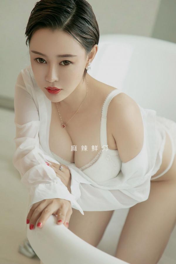 Rita Rita520U 麻辣鲜师Rita 黑色镜框白衬衫第3张图片