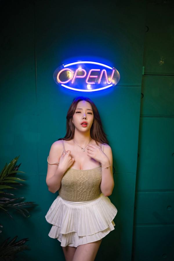 안희연 安希妍  韩国美女Hani大尺度私房写真：蓝色沙发上的诱惑时刻，展现极致火辣曲线第1张图片